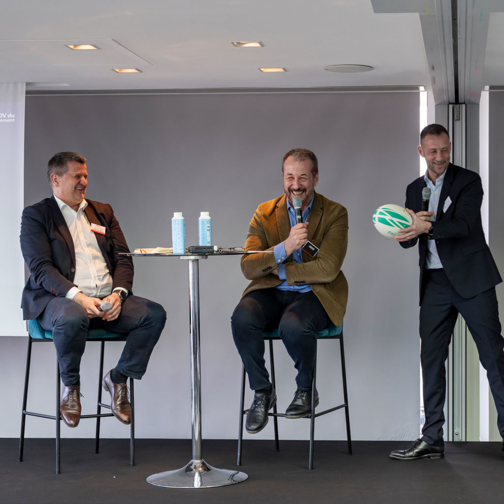 Ludovic Favarette, Directeur général adjoint de la Banque Populaire Aquitaine Centre Atlantique et Tristan Borne, Directeur exécutif de Dodo témoignent devant d'autres dirigeants lors d'un atelier sur le thème 